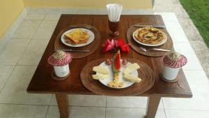 TirtaganggaAlamku Bungalow的木桌,带两盘食物和纸杯蛋糕