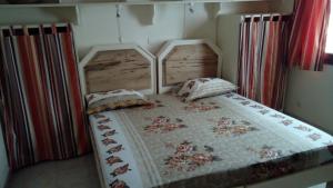 达喀尔Appartements F2 & F3 à louer Ouest-Foire Dakar的一间卧室配有一张带两个床头板的床