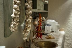 第比利斯十二号精品酒店的厨房配有水槽,墙上装有贝壳
