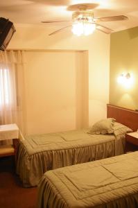 马德普拉塔科姆波斯特拉酒店的酒店客房配有两张床和吊扇。