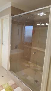珀斯Vimal's Homestay的浴室里设有玻璃门淋浴