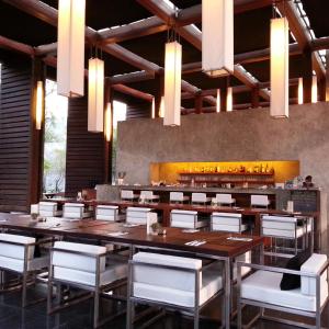 高兰Costa Lanta - Adult Only的用餐室配有大型木桌和白色椅子