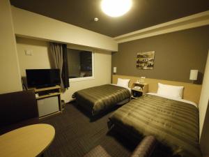 桥本桥本路特酒店的酒店客房设有两张床和一台平面电视。