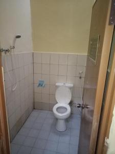 吉利特拉旺安斯伊法民宿的一间带卫生间和淋浴的小浴室