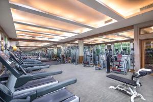 昌平北京龙城温德姆酒店的健身房,配有一排跑步机和机器