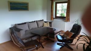 霍尼普拉纳Horní Planá的客厅配有沙发和桌椅