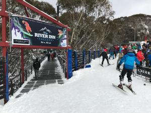 斯瑞德伯斯瑞德伯河酒店 的一群人沿着雪覆盖的斜坡滑雪