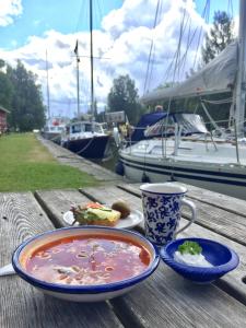 特勒布达Hajstorp Slusscafé & Vandrarhem的桌上放着一碗汤和一杯咖啡