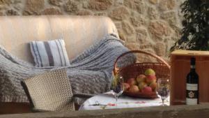 蒙特普齐亚诺Agriturismo Raggio di Sole的沙发旁桌子上一篮水果