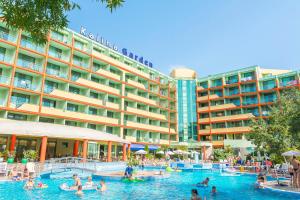 阳光海滩卡利纳花园MPM酒店 - 全包的一群人在酒店前的游泳池里