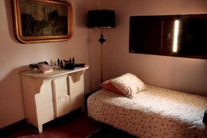 RicoteCasica de Perintín Cottage的一间卧室配有一张床、梳妆台和镜子