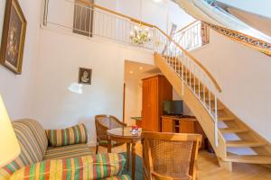 莫里茨堡楚而夫瓦尔德旅馆的客厅设有楼梯和桌椅