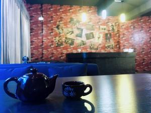 荔波荔波音乐故事国际青年旅舍的茶壶和茶杯坐在桌子上