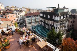 伊斯坦布尔阿哥拉宾馆的一群人坐在阳台上的桌子上