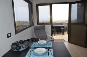 YeLa Casita del Volcan的客厅配有一张桌子和一张玻璃桌,西德克斯。