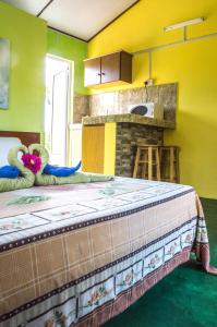 Rodrigues IslandMerlin Guest House的一间厨房,内设一张大床