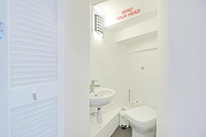 布莱顿霍夫Artist Studio - By My Getaways的白色的浴室设有水槽和卫生间。