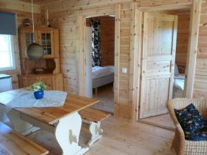 SysmäCottage Kivitatti的小木屋设有桌子和卧室