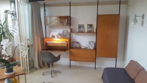 耶尔Grand Loft EM33的客厅配有桌子和椅子