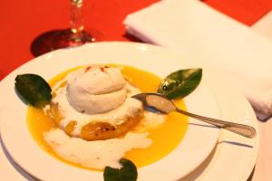 萨拉皮基拉伊斯拉庄园酒店的桌上的冰淇淋一盘