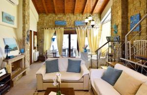 撒尼海滩Beautiful Sani Villa的客厅配有白色沙发和蓝色枕头。