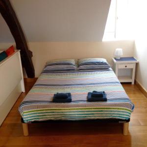 蒙蒂尼亚克Le Studio的床上摆着两袋子的床