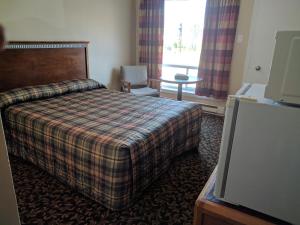 北湾富兰克林帐篷和拖车公园汽车旅馆的酒店客房设有床和窗户。
