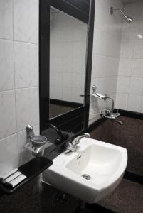 孟买航空国际酒店的一间带水槽和镜子的浴室