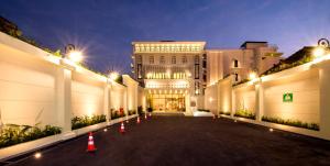 日惹阿雅尔塔玛丽奥勃洛酒店的前面有橙色锥形的大建筑