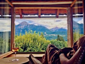 Chabottes格兰奇德埃克兰旅馆的坐在椅子上,一边欣赏窗外的葡萄酒