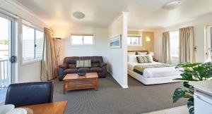 阿勒达拉海港景公寓的客厅配有床和沙发