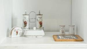 派尔努Best Stay-Pärnu Villa的白色的柜台,上面有水槽和花瓶