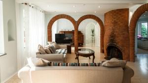 派尔努Best Stay-Pärnu Villa的带沙发和砖砌壁炉的客厅