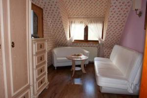 科希强Zajazd U Dudziarza的小房间设有白色的沙发和桌子