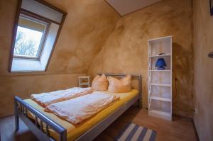 RanzowPferdehof Ranzow的一间带床的卧室,位于带窗户的房间内