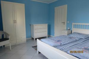 乌曼茨小克比茨WE8864公寓的一间卧室设有一张床和蓝色的墙壁