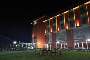 Velimeşe新罗酒店的一座在晚上有桌子的建筑