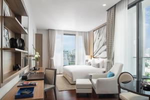 曼谷曼谷137黑拉酒店的酒店客房带一张床、一张桌子和椅子
