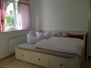 巴登-巴登Petite Bellevue II的卧室内的一张带白色床单和枕头的床