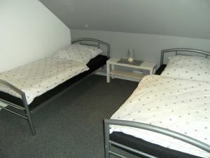 格尔德恩Komfort_Ferienwohnung的带床头柜的客房内的两张单人床