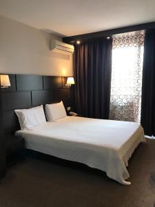 布拉戈耶夫格勒卡迪纳尔酒店的一间卧室设有一张大床和一个窗户。