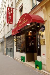 巴黎巴黎伏尔泰酒店的街上一家带红伞的餐厅