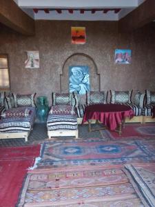 Foum ZguidAuberge L'Oasis的带沙发和桌子的客厅以及地毯。