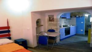 帕图A casa Letizia的一间厨房,内设蓝色橱柜和一张桌子