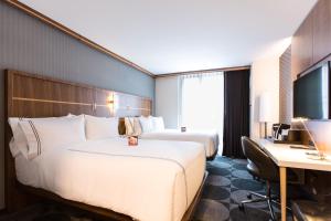 纽约曼哈顿中城皇冠假日酒店&度假村HY36的酒店客房配有两张床和一张书桌