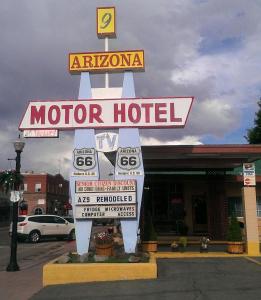 威廉姆斯Arizona 9 Motor Hotel的商店前的旅馆标志