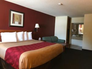 诺沃克红地毯旅馆客房内的一张或多张床位