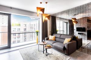 华沙可比克阁楼公寓式酒店的带沙发和大窗户的客厅