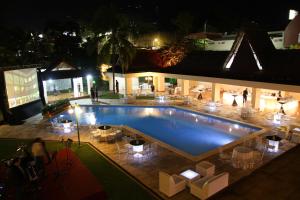 圣萨尔瓦多贝斯特韦斯特普拉斯特拉扎酒店的一个晚上有人站在那里的大型游泳池