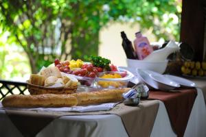 阿拉胡埃拉拉伯达尔酒店的桌子上放着一盘食物的桌子
